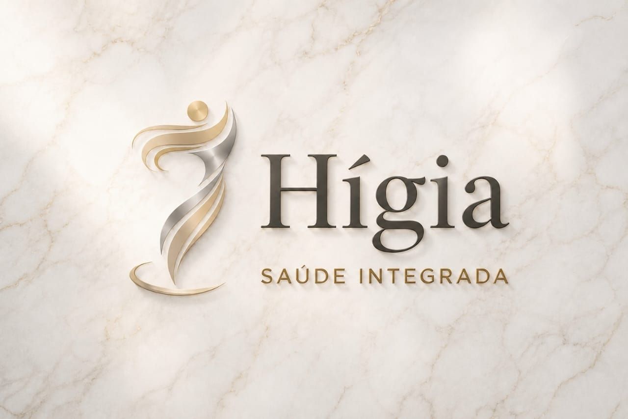 Logotipo da Hígia Saúde Integrada em dourado e grafite aplicado sobre mármore claro