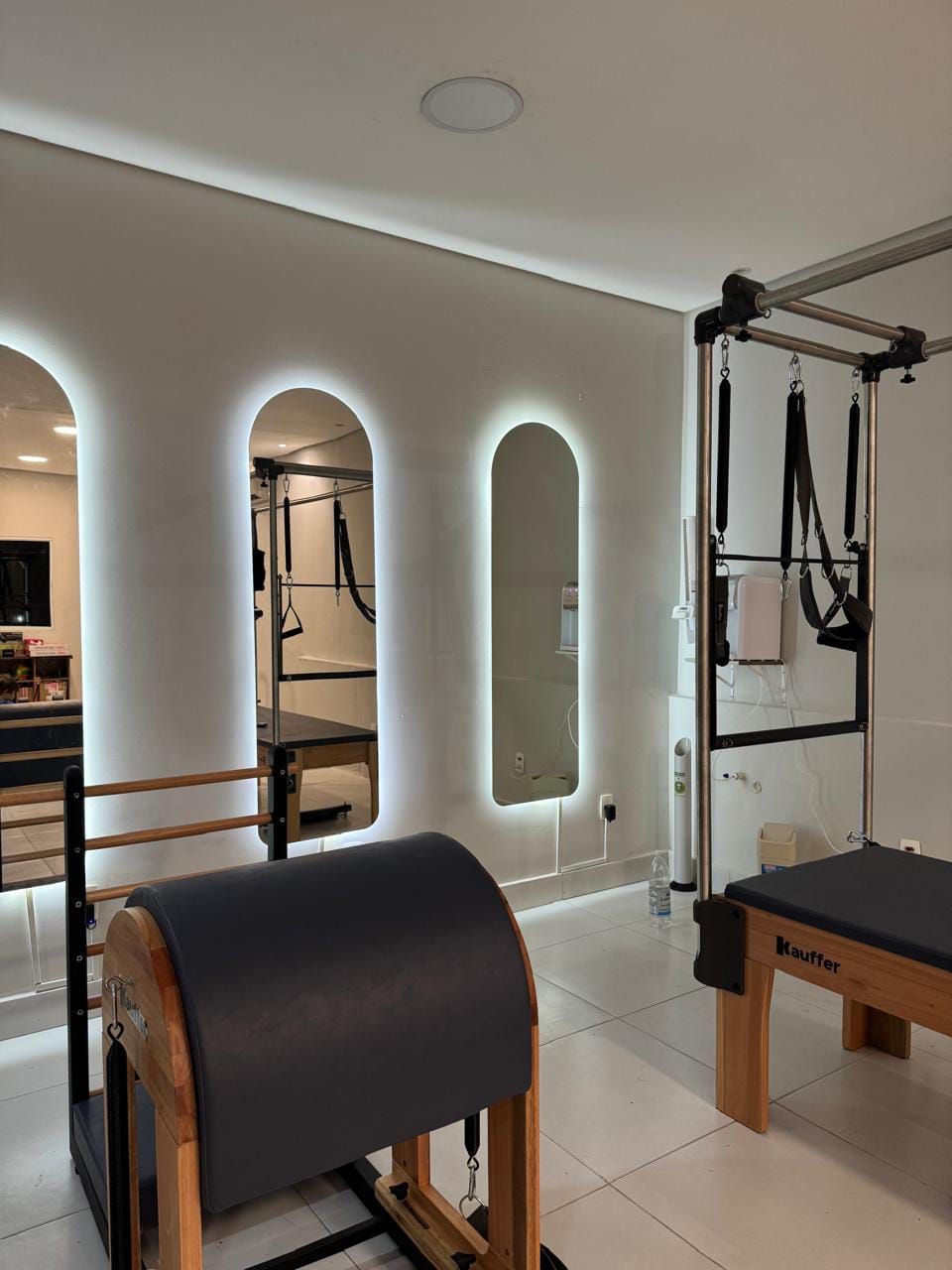 Sala de Pilates da Hígia com espelhos em arco iluminados por LED, barrel e Cadillac